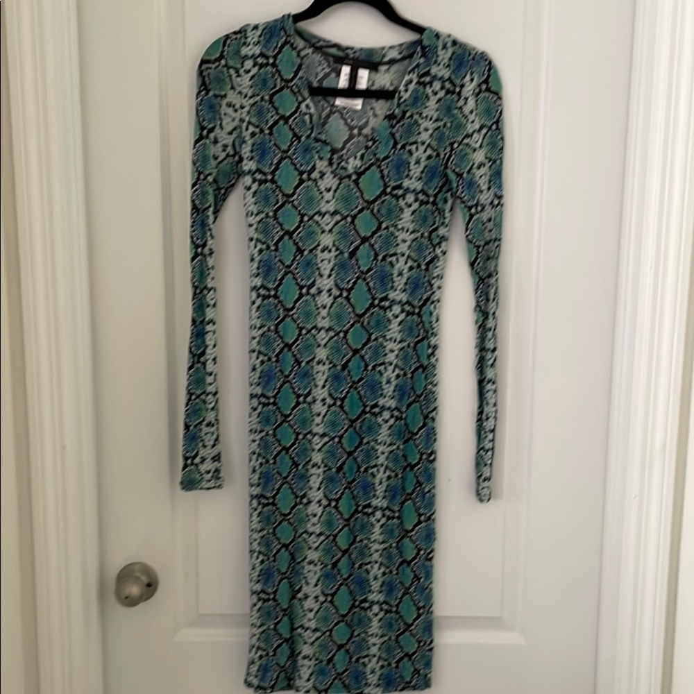 BCBGMaxAzria Green Long Sleeve V-Neck Bodycon Dress